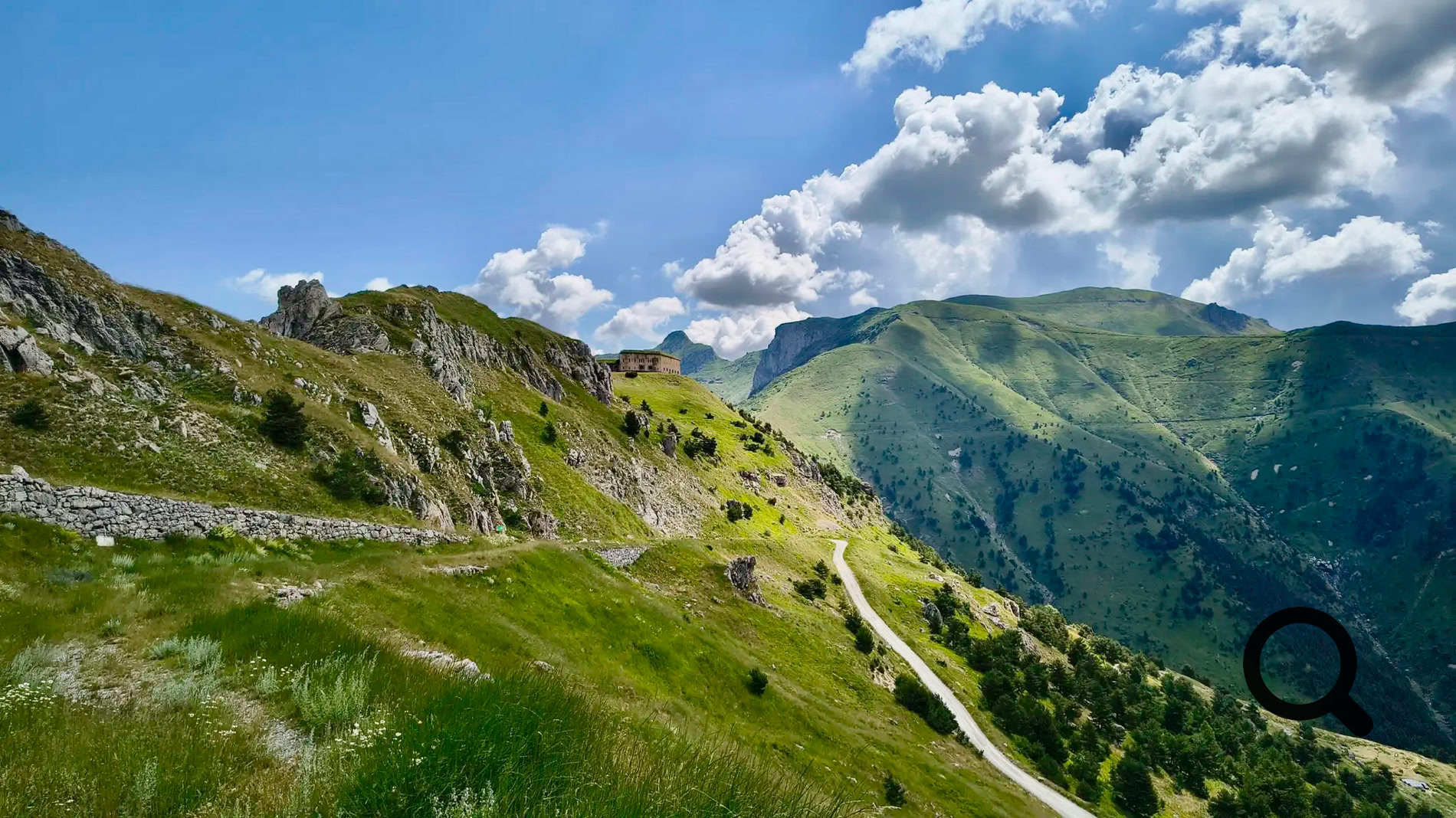 Le Col de Tende, l'un des plus anciens passages alpins entre la France et l'Italie. 