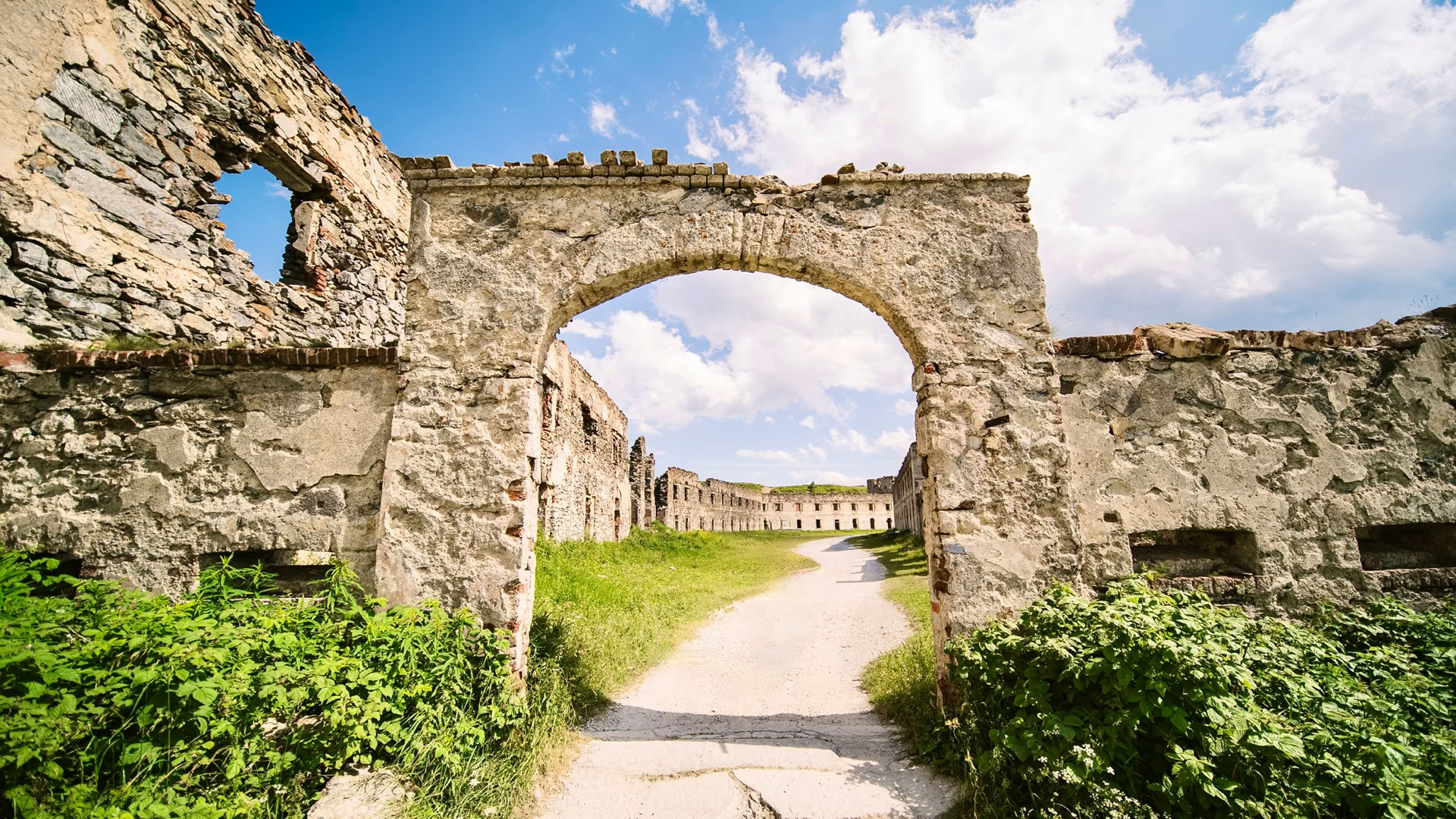 À son sommet se trouve le célèbre Fort Central, imposante forteresse perchée à plus de 1 900 mètres d'altitude. Entouré de ses anciens bâtiments militaires en pierre, le fort domine toute la vallée dans un décor spectaculaire de haute montagne. 