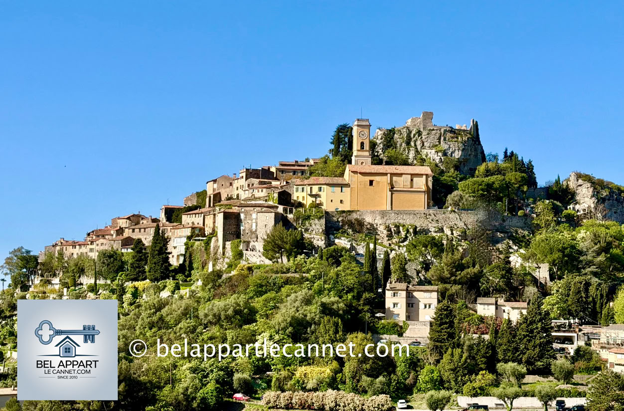 Le village d’Èze, perché sur les hauteurs de la Côte d’Azur entre Nice et Monaco, est un joyau médiéval qui offre un mélange parfait de charme historique, de panoramas spectaculaires et de sérénité.  Situé à 429 mètres d’altitude, Èze séduit par ses ruelles pittoresques, son atmosphère intemporelle et ses vues imprenables sur la Méditerranée.