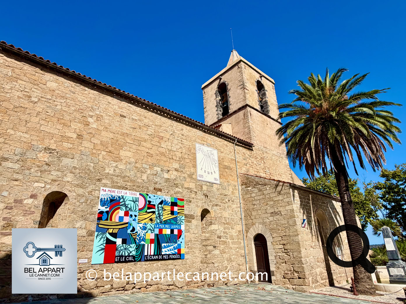 Au cœur du village se trouve l'Église Saint-Michel, l'un des monuments majeurs de Grimaud. L'église actuelle fut construite entre la fin du XIIe et le début du XIIIe siècle. Elle constitue un très bel exemple d'architecture romane provençale et est aujourd'hui classée Monument historique.