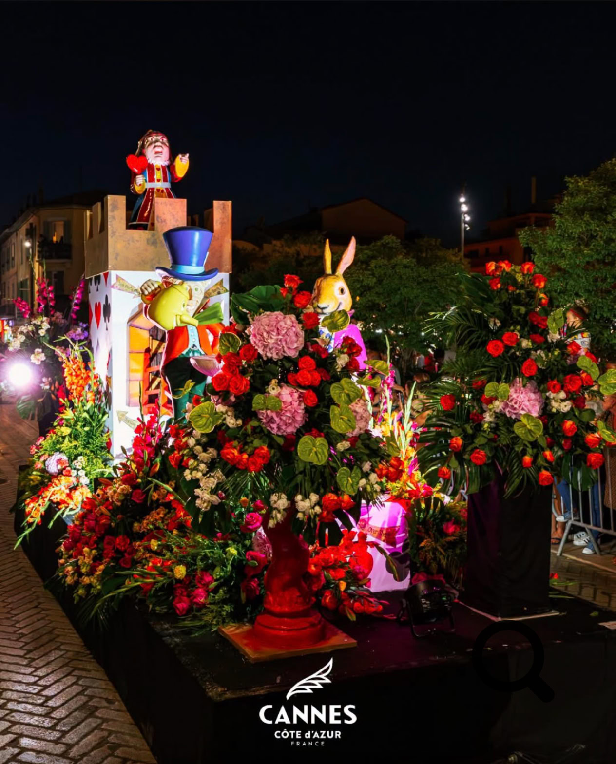 Chaque été, au cœur du mois d'août, Cannes-La Bocca se pare de mille couleurs à l'occasion de sa Grande Parade fleurie nocturne, l'un des rendez-vous les plus populaires et festifs de la saison estivale cannoise. À la tombée de la nuit, les rues du quartier, et notamment la grande avenue Francis Tonner, se transforment en un véritable théâtre à ciel ouvert. Habitants et vacanciers se rassemblent le long du parcours pour assister au passage d'un spectaculaire cortège mêlant chars fleuris, musiciens, danseurs, artistes de rue et personnages costumés.
