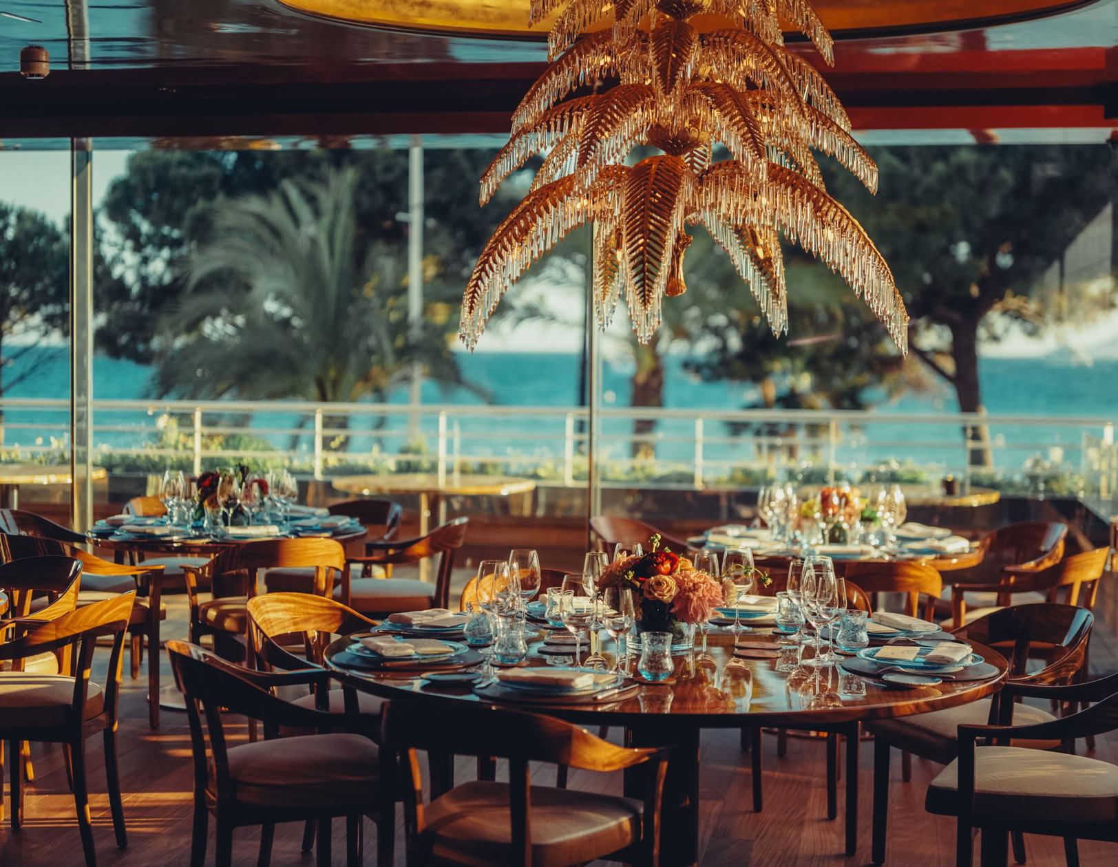 La Palme d’Or, située dans l’hôtel Martinez, est une institution. Ce restaurant deux étoiles Michelin offre une cuisine créative portée par un chef au sommet de son art.  La Palme d’Or a longtemps été le seul restaurant doublement étoilé de Cannes, un titre qu’il doit à une cuisine raffinée, artistique et profondément inspirée du terroir méditerranéen. Pendant près de 30 ans, le chef Christian Sinicropi y a imposé son style unique, mêlant poésie, philosophie culinaire et créations sur-mesure.