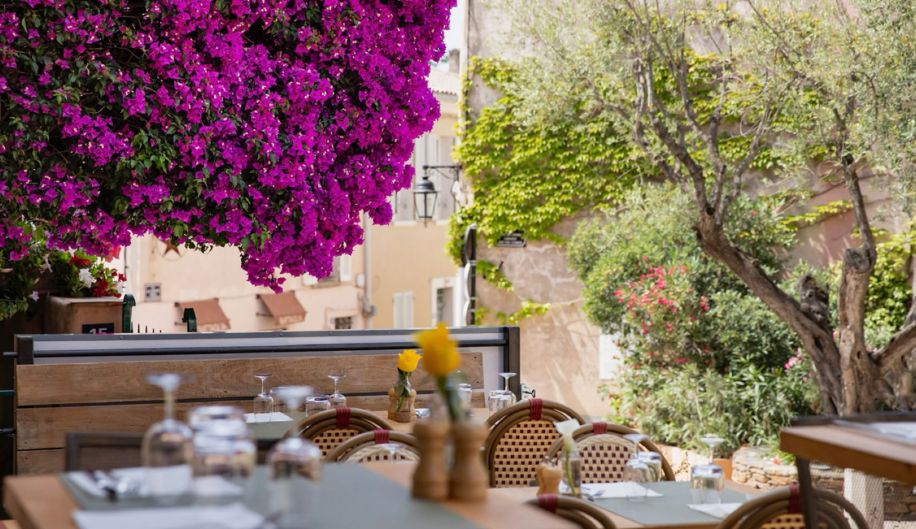 La Table de Léon is located in a typical pedestrian alley that exudes a cozy and friendly atmosphere, perfect for a relaxed meal in the town center. It’s an ideal spot for a simple, generous, and flavorful lunch or dinner, in an intimate and unpretentious setting.  A quality option at gentle prices, treasured like a gem in touristy Saint-Tropez.