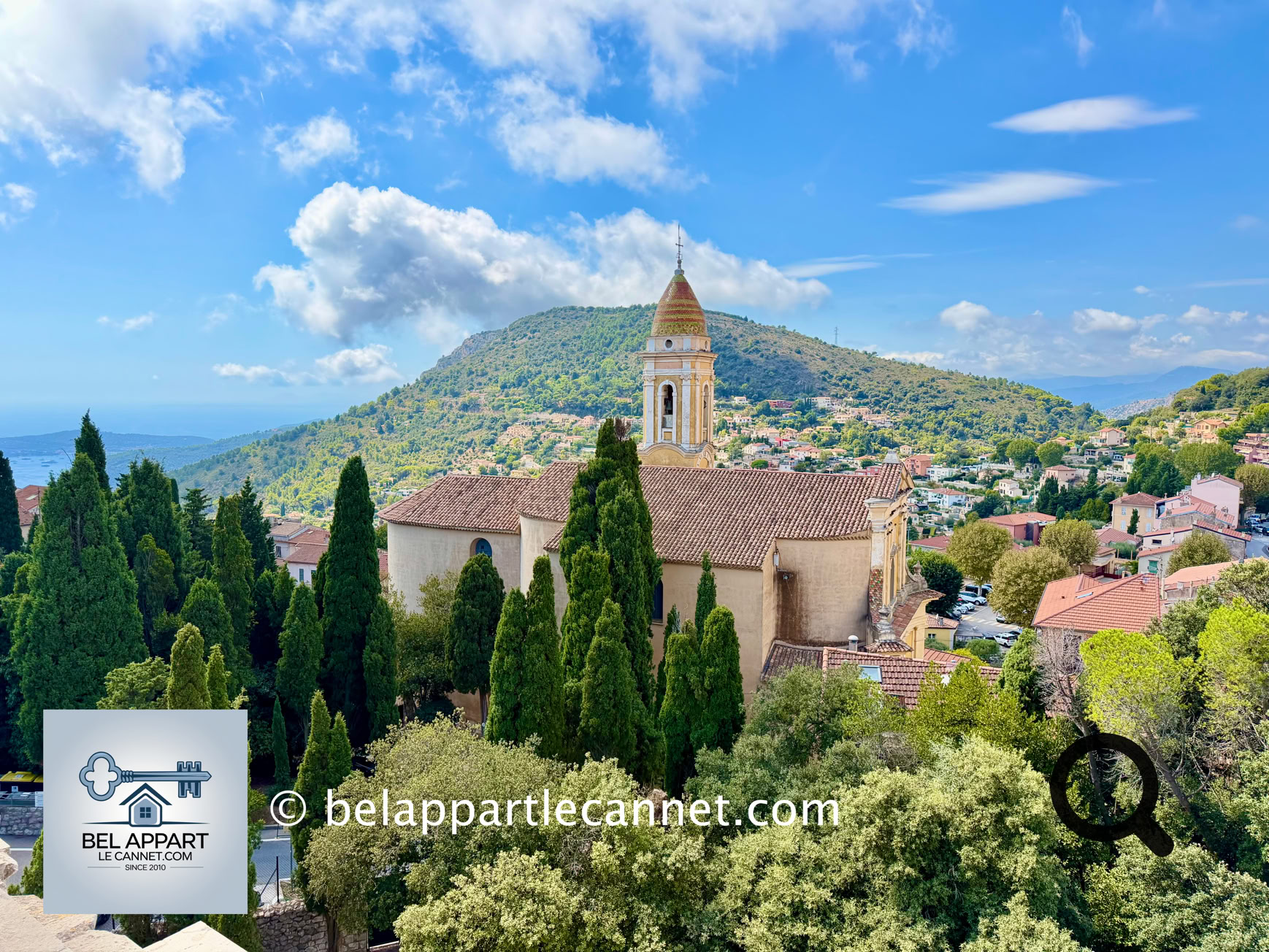 La terrasse offre également un magnifique panorama sur La Turbie, les montagnes environnantes, la Principauté de Monaco et la Méditerranée.