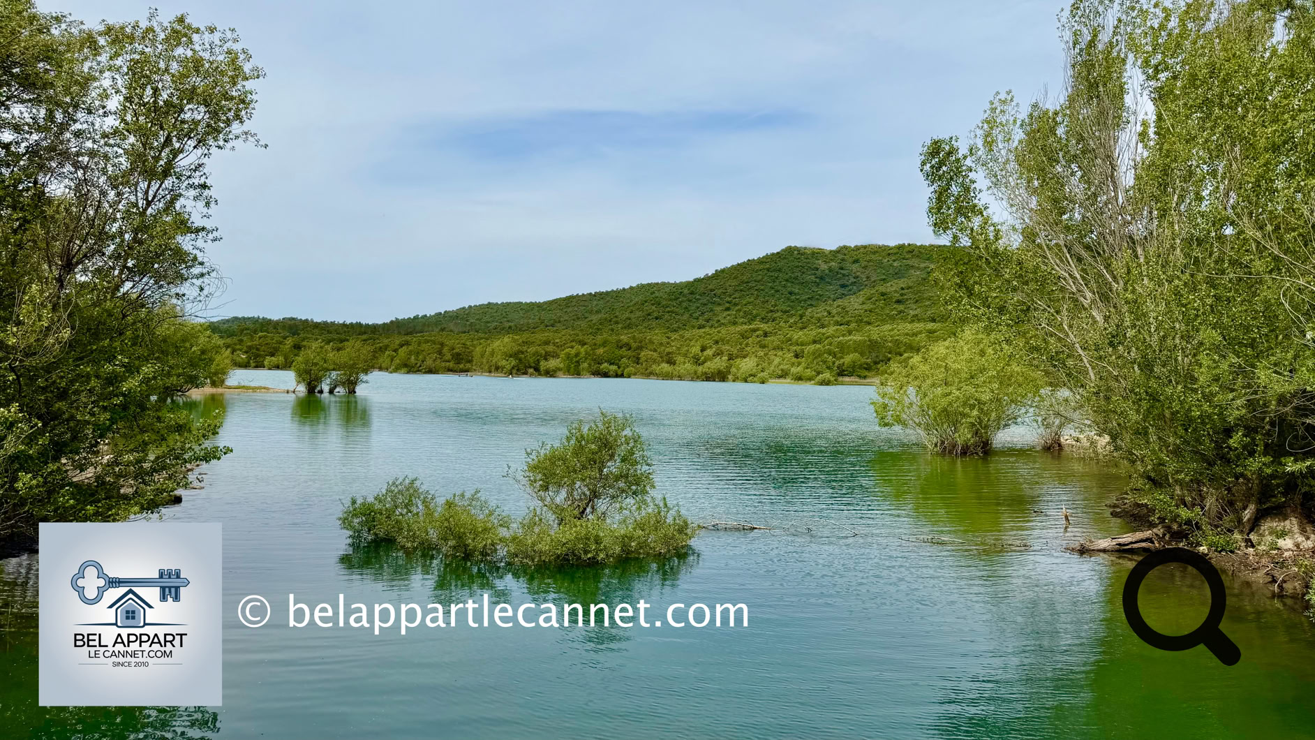 Les plus aventureux d’entre vous, pourront découvrir le sentier qui longe le lac, à la recherche d’un petit coin de baignade peu fréquenté aux airs de crique avec une eau cristalline et un paysage paradisiaque qui n’a rien à envier au littoral méditerranéen.