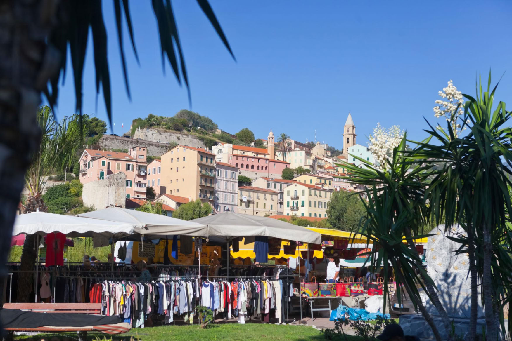 Ce célèbre marché du vendredi de Vintimille est l'un des marchés les plus connus de toute la Riviera franco-italienne. Chaque semaine, il attire des milliers de visiteurs venus de la Côte d'Azur, de Menton, de Nice ou encore de Cannes.