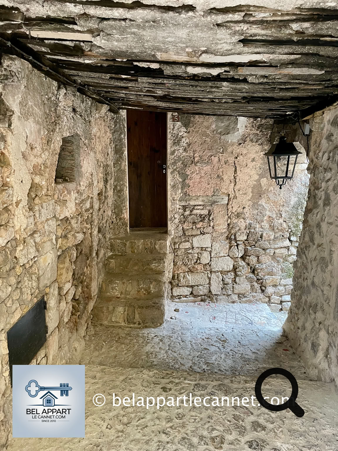 Sainte-Agnès est un charmant village perché situé au-dessus de Menton. Connu pour être l’un des villages fortifiés les plus hauts d’Europe, il culmine à environ 800 mètres d’altitude, offrant des vues spectaculaires sur la mer Méditerranée, la Riviera française et la ville de Menton.  Ce village médiéval est un véritable joyau pour les amateurs d’histoire et de nature. 