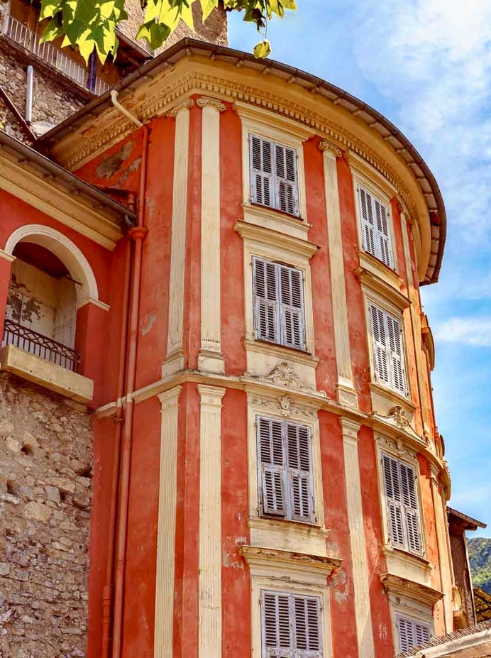 En vous promenant dans ses ruelles étroites, pavées et sinueuses, où les escaliers remplacent les rues, vous découvrirez une architecture médiévale parfaitement préservée. Ici, pas de voiture. Le calme règne, seulement troublé par le chant des oiseaux ou le murmure d’une fontaine. Chaque coin de ruelle vous invite à la contemplation et à la lenteur.