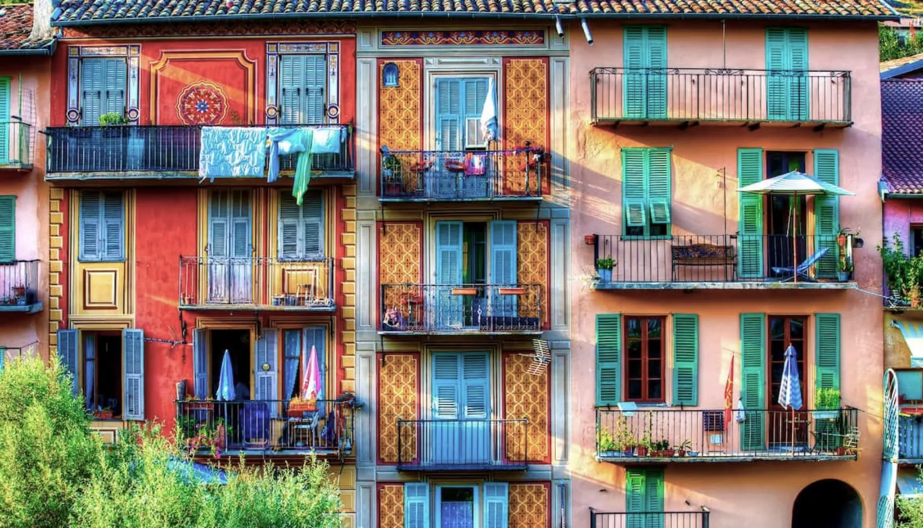 Some of these old houses are decorated with remarkable trompe-l'œil paintings created directly on their façades. These decorations, far less expensive than stone carvings, were produced by Italian artists. Most of them were restored by the fresco artist G. Cappa during the 1990s.
