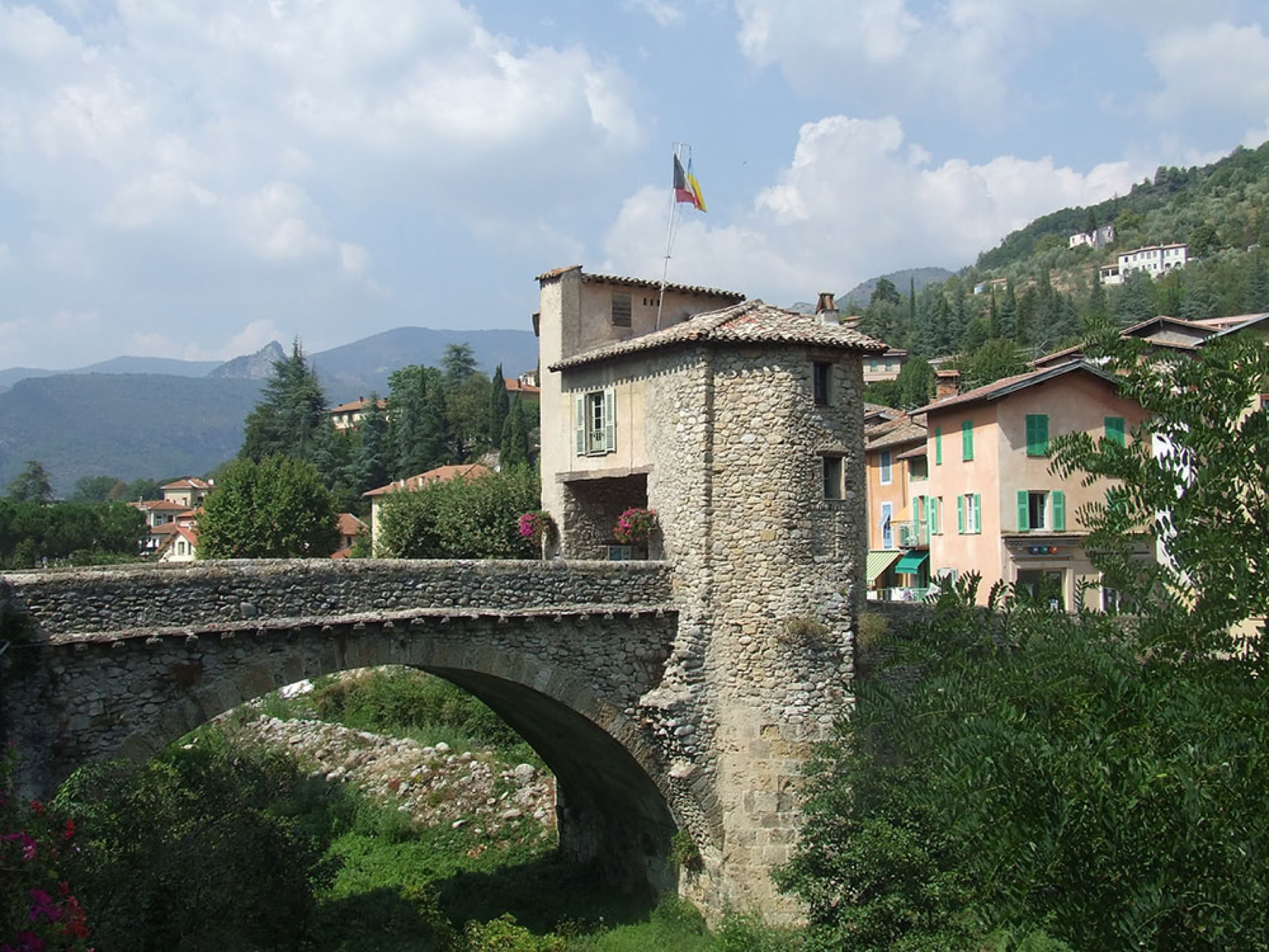 The first landmark to catch the eye is Sospel’s famous Old Bridge. A true symbol of the village, this fortified bridge spanning the Bévéra River is one of the last of its kind still visible in Europe.