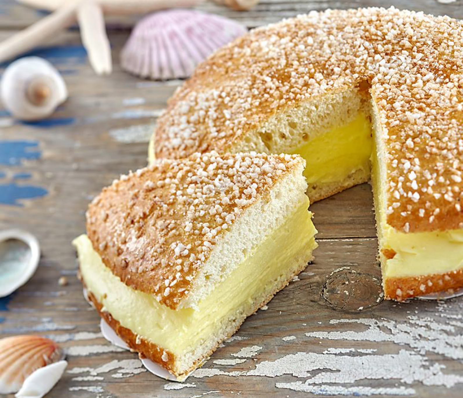 Créée dans les années 1950 à Saint-Tropez, la tarte tropézienne est une brioche moelleuse saupoudrée de sucre grain et garnie d'une crème légère mêlant crème pâtissière et crème au beurre.