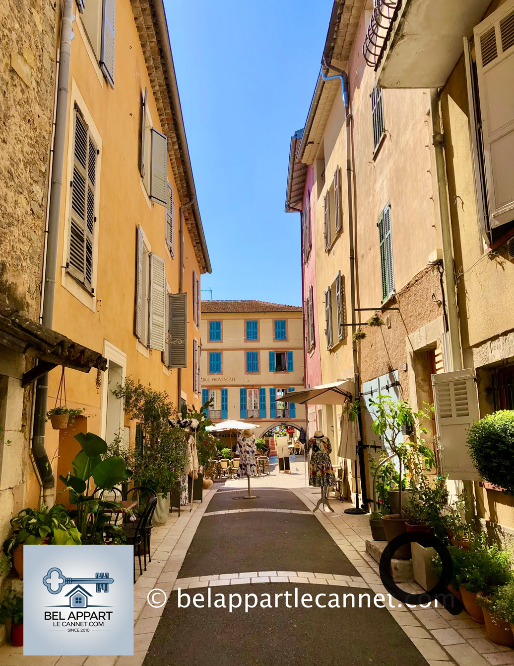 Flâner dans les ruelles pavées de Valbonne est un véritable voyage dans le temps, entre façades colorées, fenêtres fleuries et petites places ombragées.