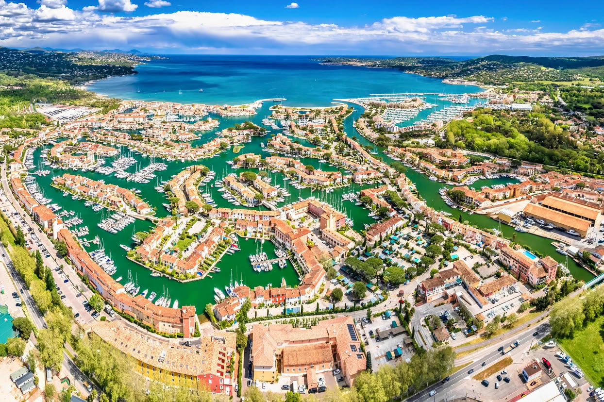 Port Grimaud, nicknamed the Venice of Provence, is a unique destination located in the heart of the Gulf of Saint-Tropez. This lakeside village, designed by architect François Spoerry in the 1960s, charms visitors with its distinctive architecture and its network of canals lined with colorful houses featuring pastel shutters.