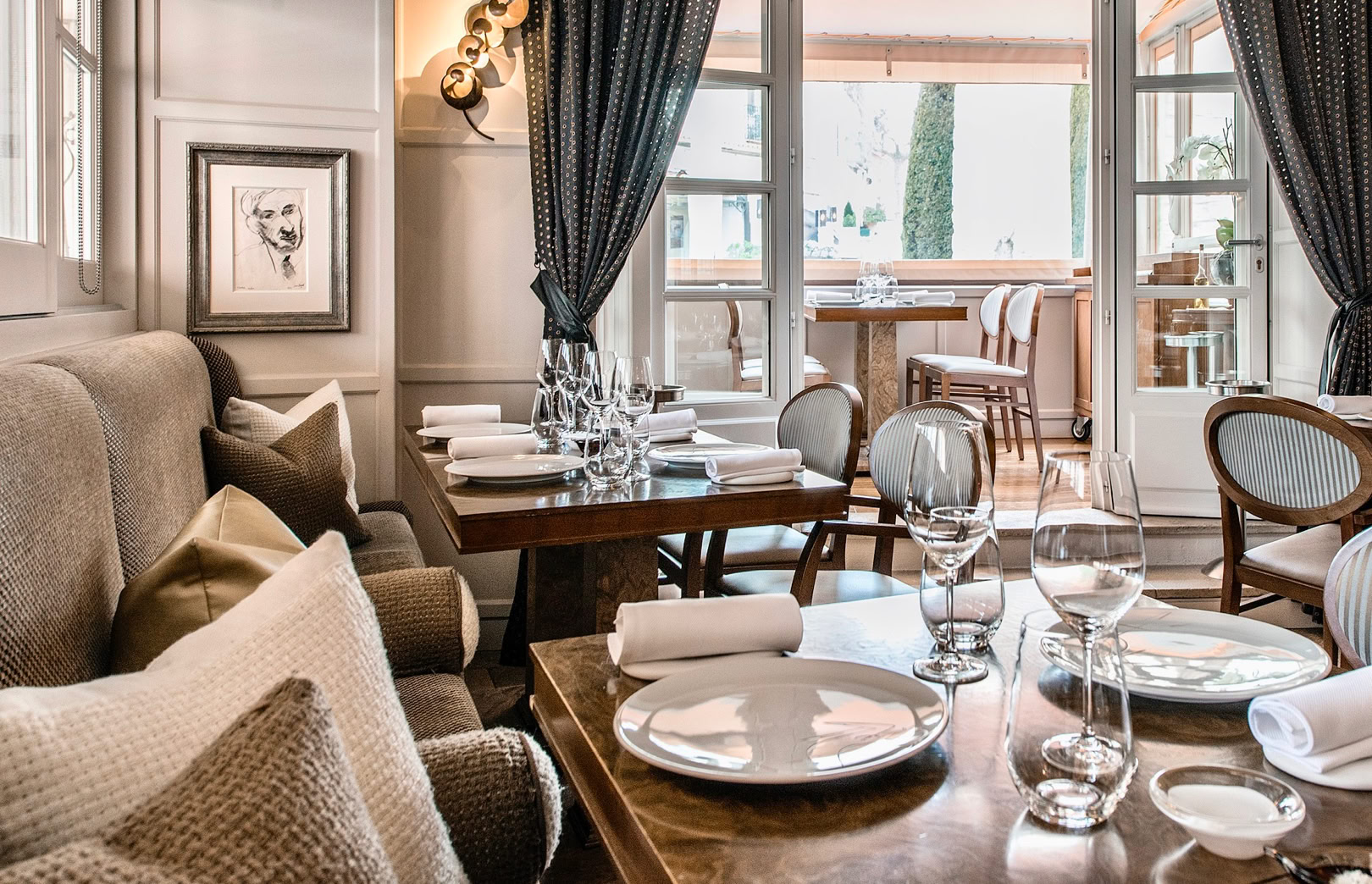 This gourmet restaurant combines terroir, creativity, and elegance in a warm and welcoming setting. Chef Denis Fétisson presents a creative, seasonal cuisine, featuring each month a spotlight ingredient such as truffle, asparagus, or scallops. Perfect for a refined meal, with generous seasonal dishes, personalized service, and excellent value for money.