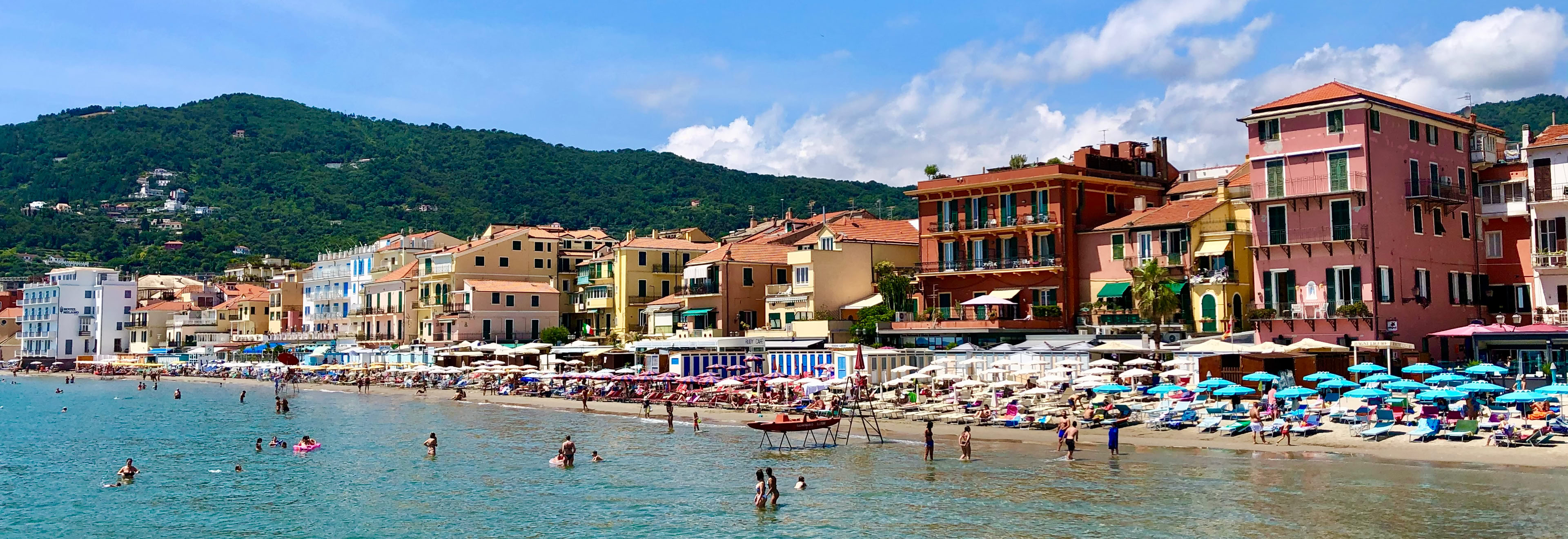 Alassio est l’une des stations balnéaires les plus élégantes et agréables de la Riviera italienne. Située entre mer et collines, cette petite ville ligure séduit immédiatement par son atmosphère raffinée, son climat doux et ses magnifiques plages de sable fin, relativement rares sur cette partie de la côte italienne.