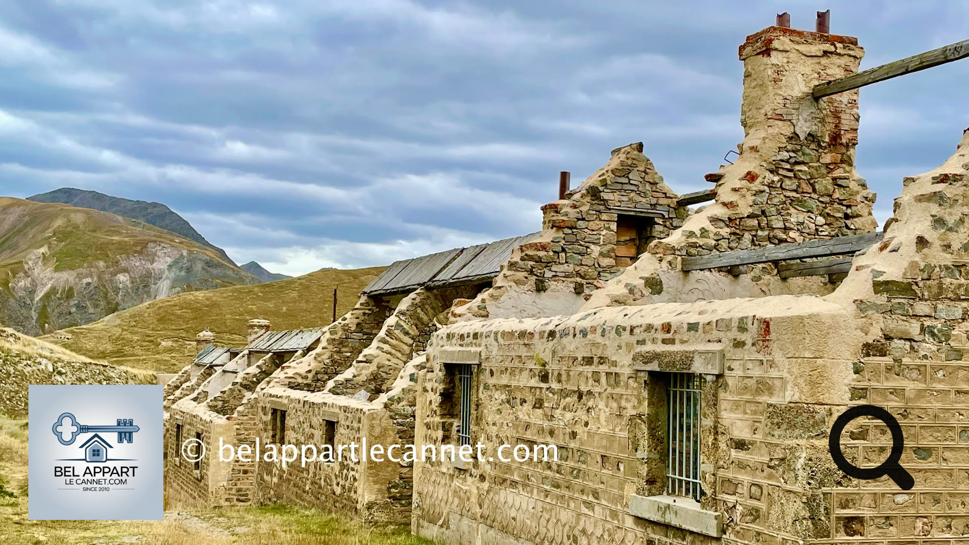 Perché à environ 2 280 mètres d’altitude sur la route du col de la Bonette, ce vaste camp militaire abandonné semble aujourd'hui figé hors du temps au milieu des paysages grandioses du Mercantour.