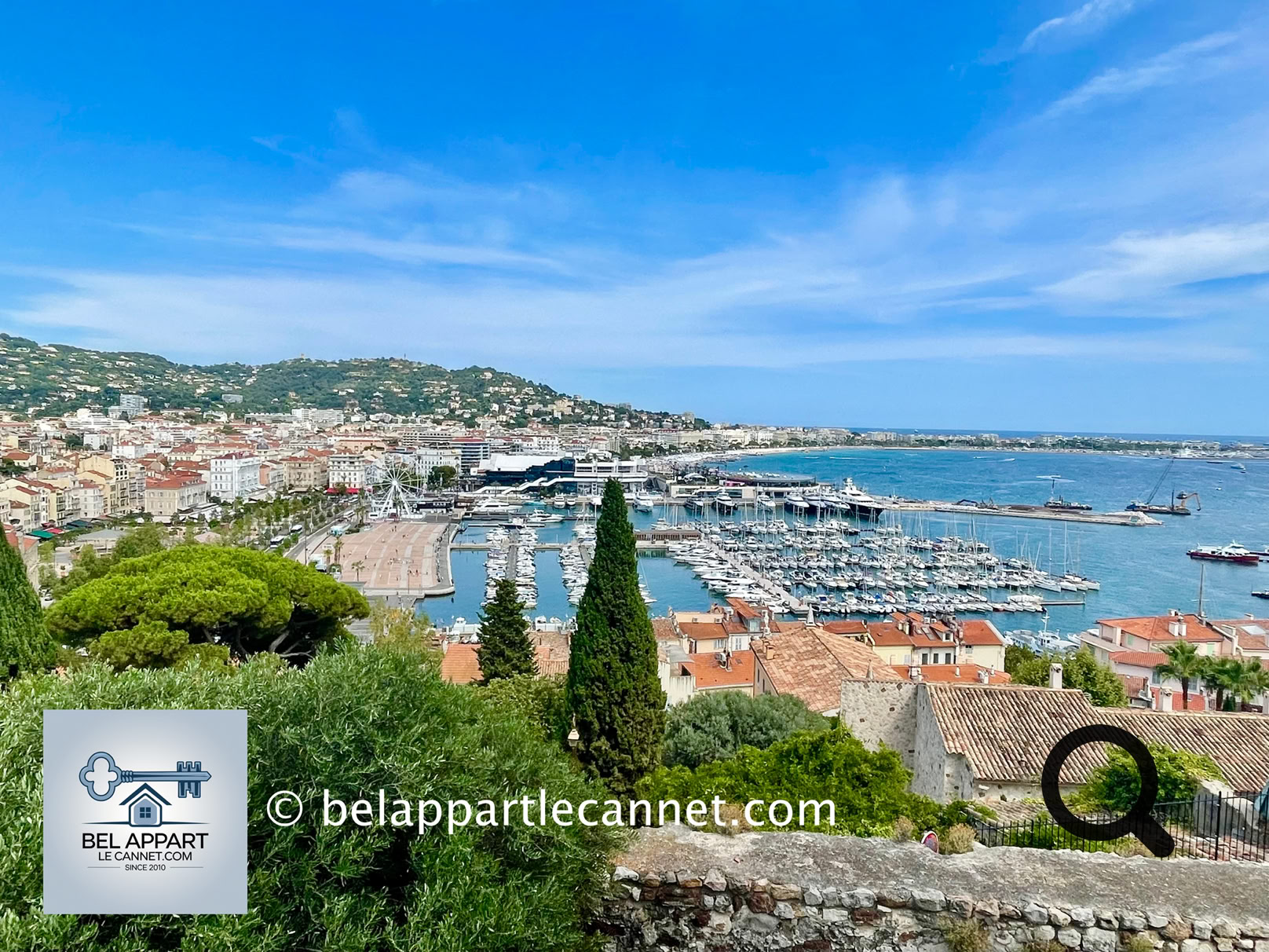 N'hésitez pas à grimper tout en haute de la tour carrée d'où la vue sur Cannes et ses alentours est tout simplement spectaculaire ; le port, les îles de Lérins, la baie et l'Estérel. Une impression de surplomber la ville entière, entre mer scintillante, toits ocres et collines lointaines.