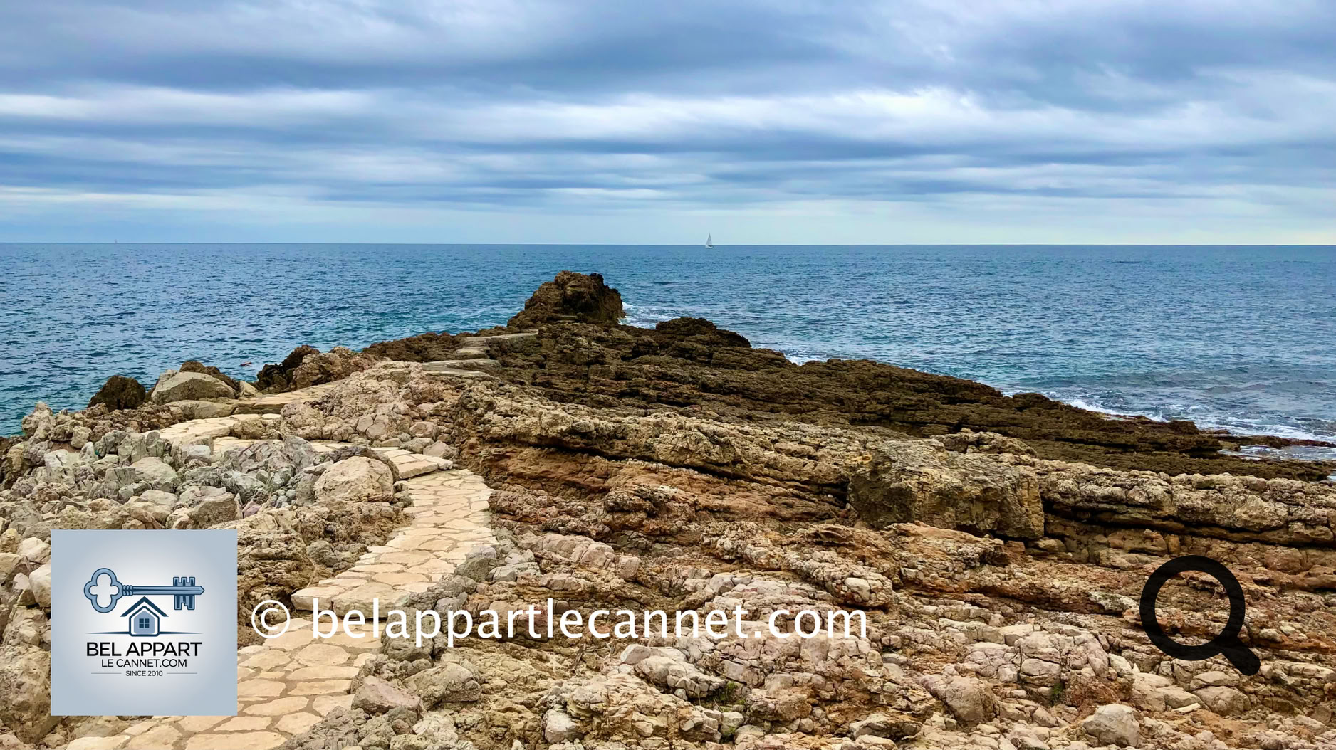 The coastal trail of Cap d’Antibes, also known as the Chemin des Douaniers, is a must-see for nature enthusiasts and lovers of breathtaking landscapes. This approximately 5-kilometer-long hiking path follows the cliffs and wild coves of Cap d’Antibes, offering stunning views of the Mediterranean Sea.