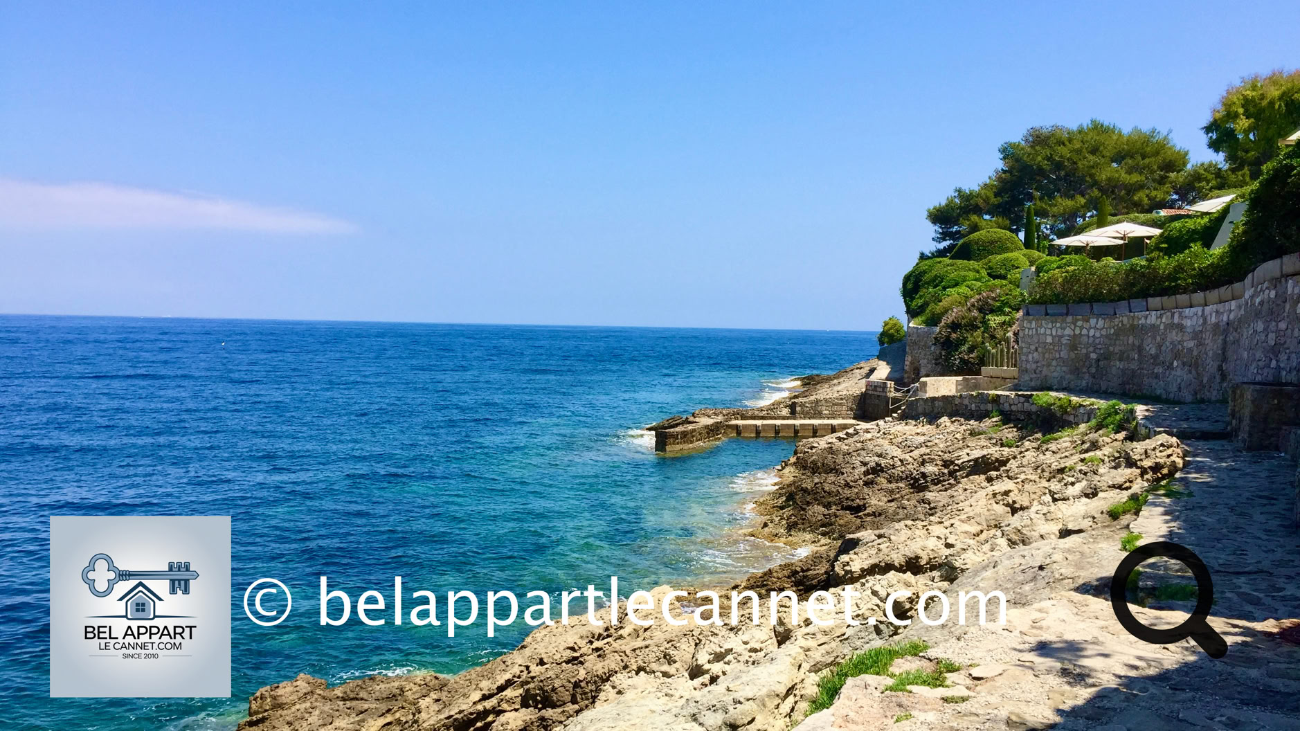 Le sentier du littoral de Saint-Jean-Cap-Ferrat, également appelé Chemin des Douaniers, est une expérience inoubliable pour les amateurs de randonnée, de paysages spectaculaires et de nature préservée. Ce sentier, qui fait le tour de la presqu'île de Saint-Jean-Cap-Ferrat, offre une immersion dans un cadre idyllique entre mer et falaises.