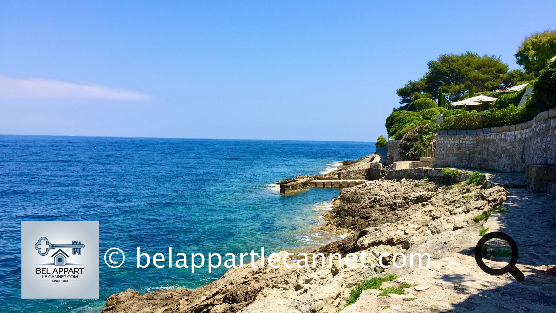 The Saint-Jean-Cap-Ferrat Coastal Path, also known as the Chemin des Douaniers, offers an unforgettable experience for hiking enthusiasts, lovers of breathtaking landscapes, and admirers of unspoiled nature. Encircling the Saint-Jean-Cap-Ferrat peninsula, this trail immerses visitors in a dreamlike setting between sea and cliffs.