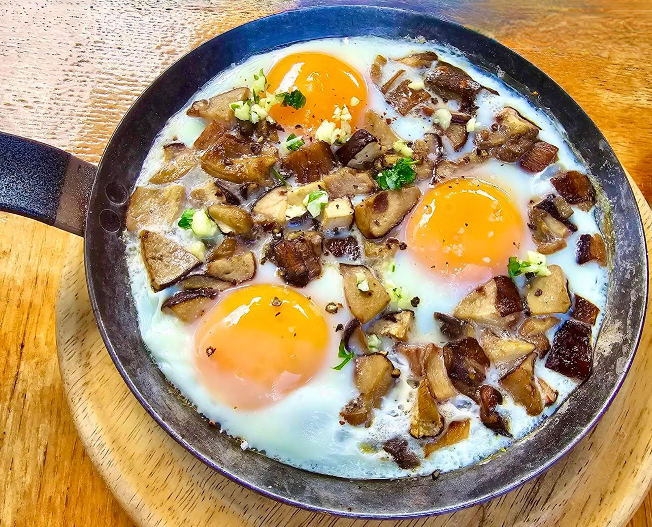 Probablement l'une des adresses les plus connues du village. On y trouve une cuisine généreuse mêlant spécialités françaises et italiennes, ainsi que de très bonnes pizzas cuites au feu de bois.