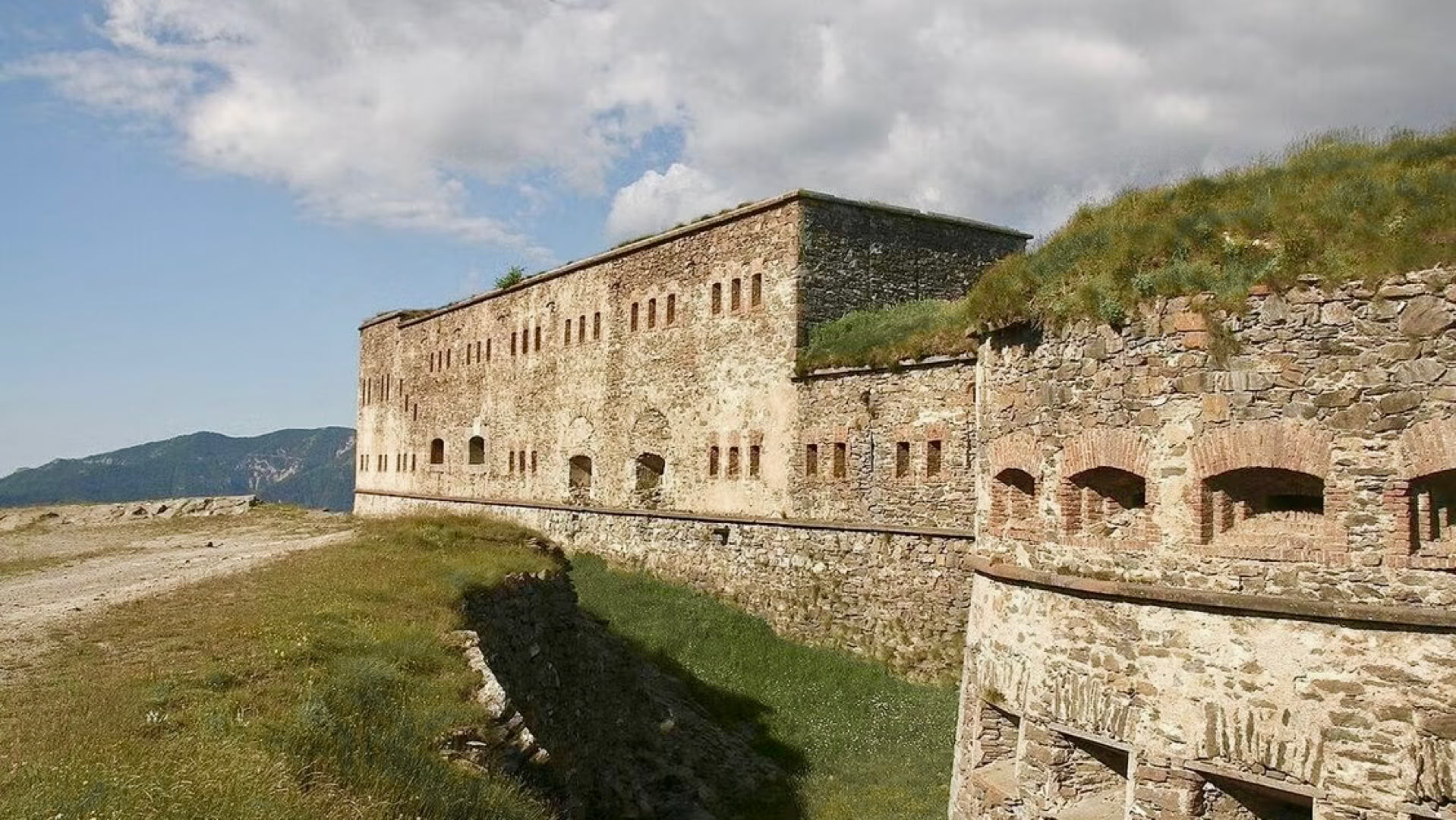 À son sommet se trouve le célèbre Fort Central, imposante forteresse perchée à plus de 1 900 mètres d'altitude. Entouré de ses anciens bâtiments militaires en pierre, le fort domine toute la vallée dans un décor spectaculaire de haute montagne. 