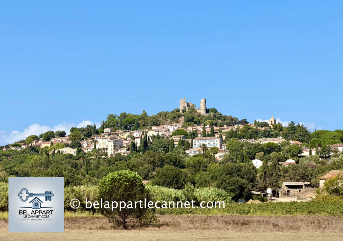 The picturesque village of Grimaud is one of the most fascinating villages to discover around the Gulf of Saint-Tropez. This medieval village was built on the lower slopes of the Massif des Maures and is dominated by the ruins of its castle. It should not be confused with Port Grimaud, the famous lakeside town located just a few kilometres below.