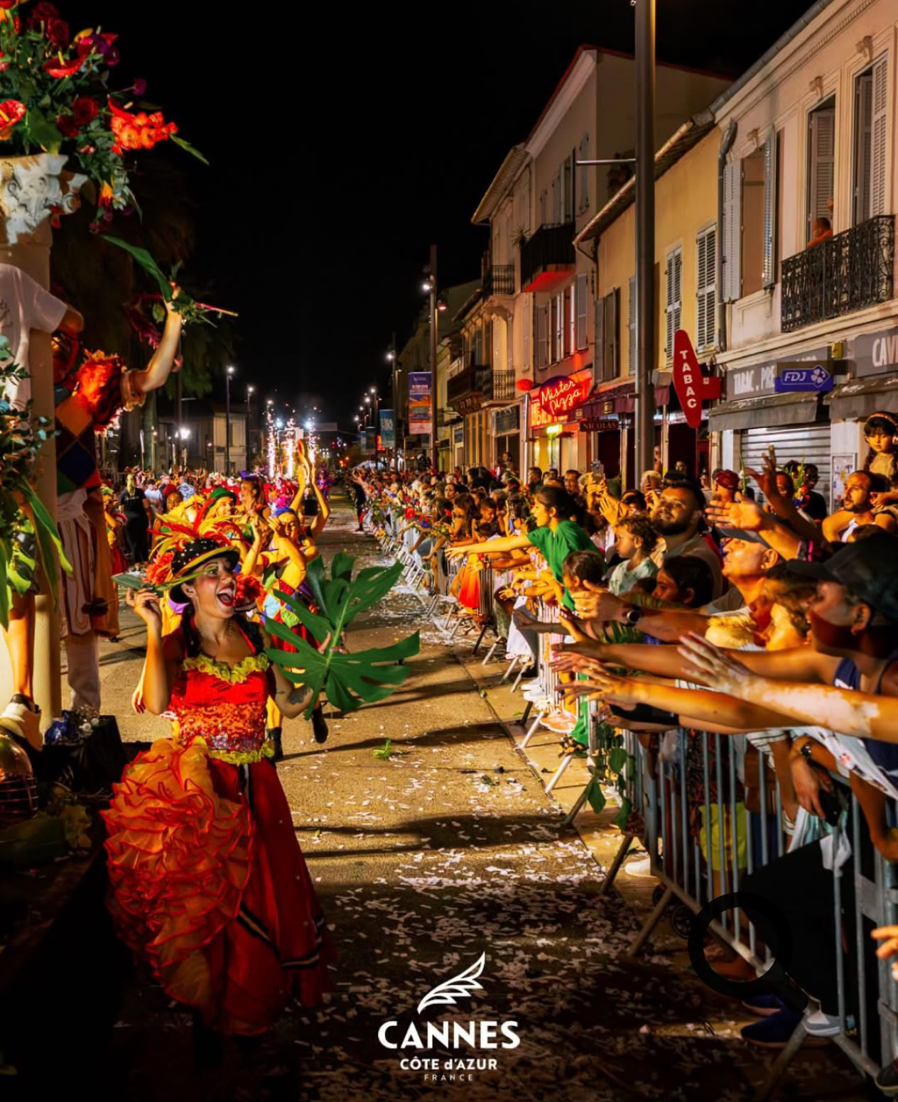 Chaque été, au cœur du mois d'août, Cannes-La Bocca se pare de mille couleurs à l'occasion de sa Grande Parade fleurie nocturne, l'un des rendez-vous les plus populaires et festifs de la saison estivale cannoise. À la tombée de la nuit, les rues du quartier, et notamment la grande avenue Francis Tonner, se transforment en un véritable théâtre à ciel ouvert. Habitants et vacanciers se rassemblent le long du parcours pour assister au passage d'un spectaculaire cortège mêlant chars fleuris, musiciens, danseurs, artistes de rue et personnages costumés.