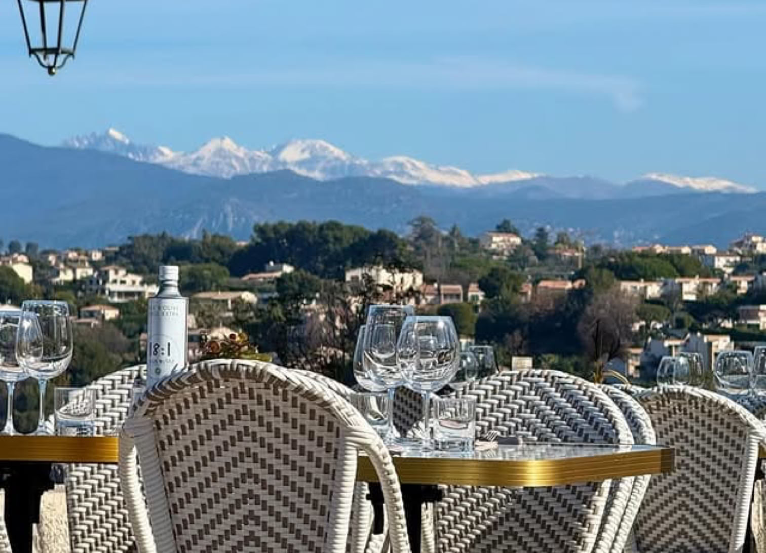Le Village est un restaurant-bistrot situé sur la place du Château, au cœur du quartier historique. Il est connu pour son cadre médiéval, sa terrasse avec vue, sa cuisine française et méditerranéenne de saison.