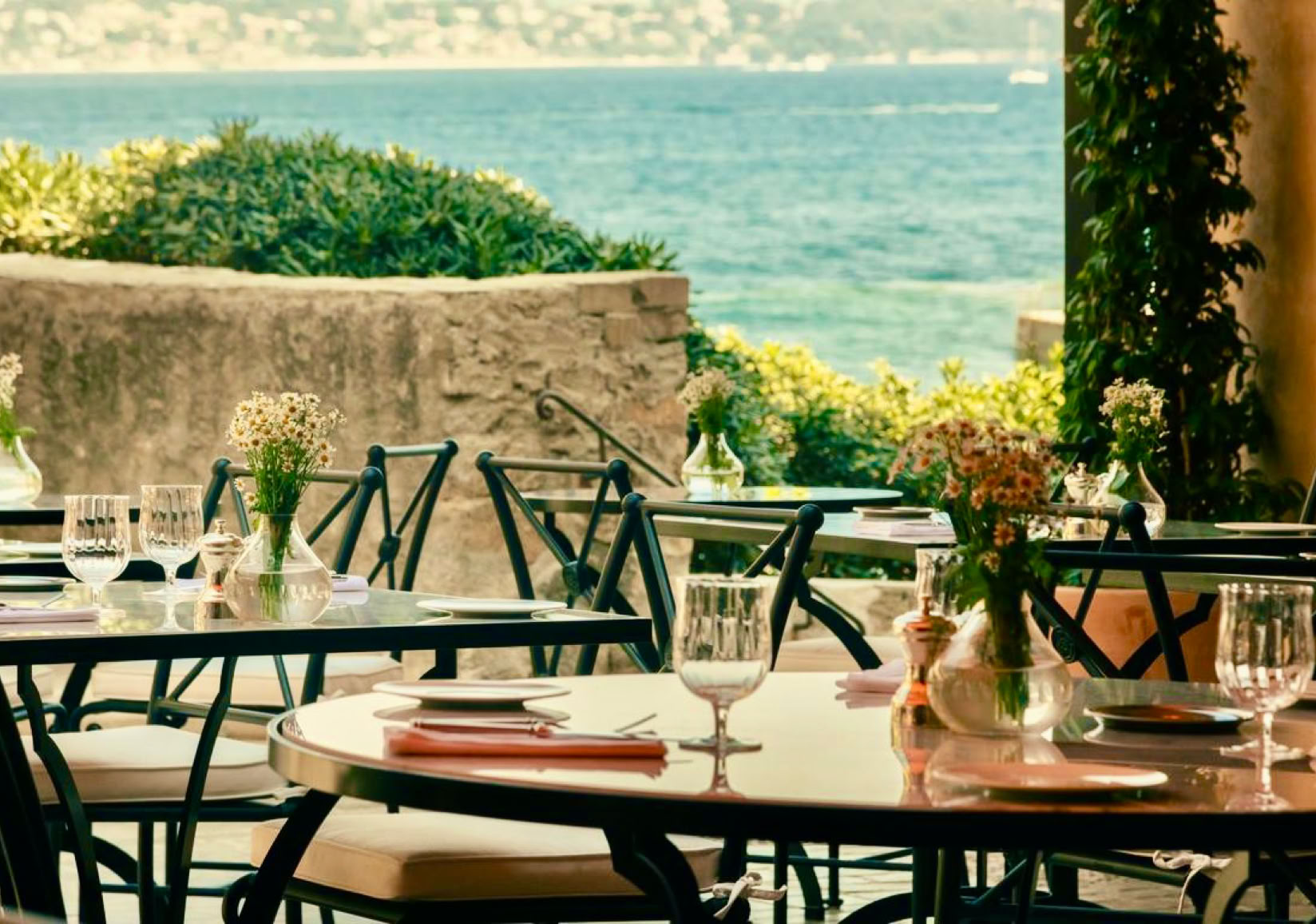 Situé dans le quartier historique de La Ponche, face à la mer et à la petite plage du même nom Et installé dans une maison tropézienne pleine d’histoire – autrefois fréquentée par Brigitte Bardot, Romy Schneider ou Boris Vian – le lieu respire l’authenticité et l’élégance décontractée. Sous la direction du chef Thomas Danigo, le restaurant propose une cuisine méditerranéenne, axée sur les légumes de saison, les poissons du jour, viandes et produits locaux.