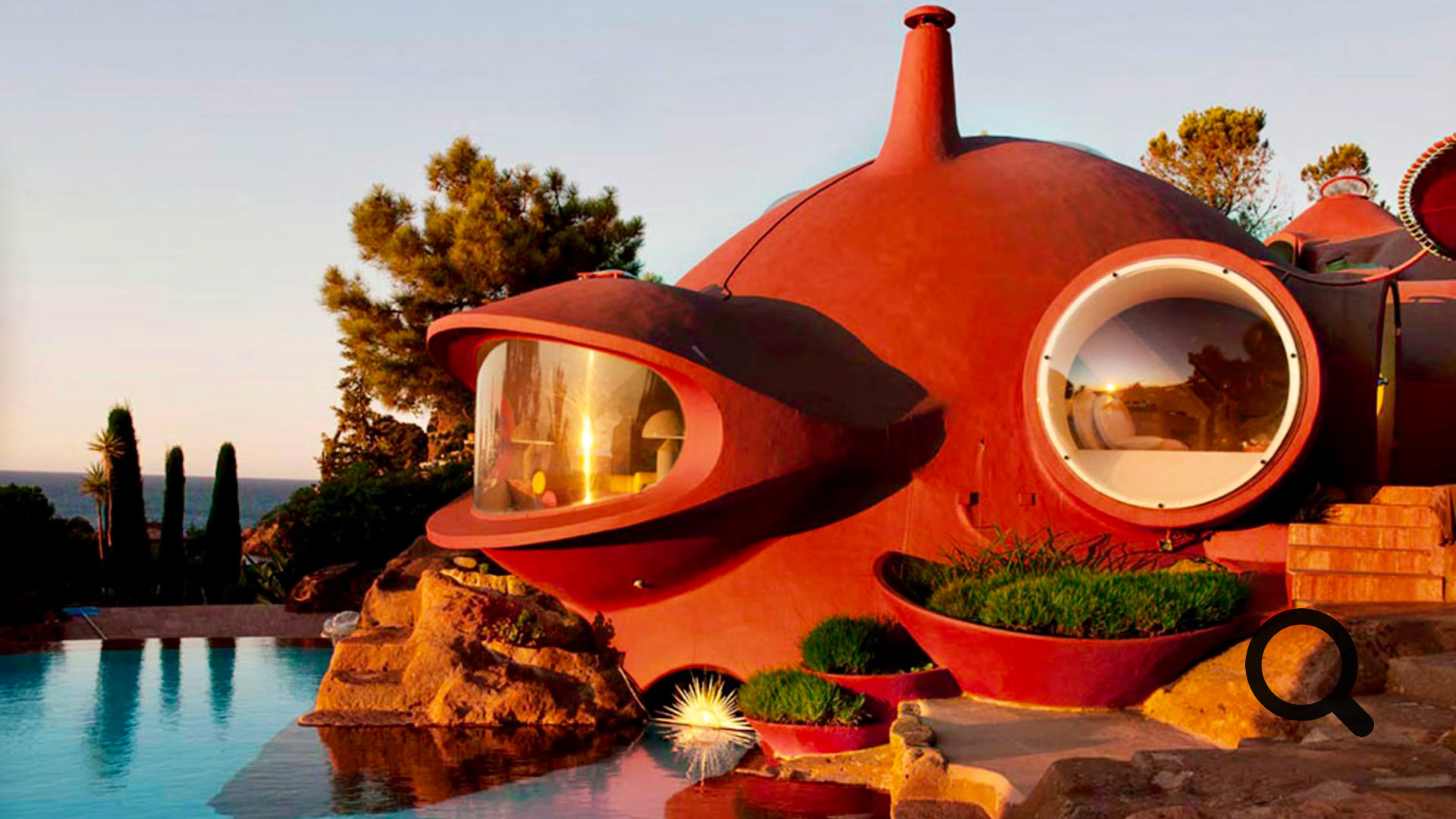 Imaginée par l’architecte hongrois Antti Lovag dans les années 1970, cette maison fait partie des célèbres constructions dites « bulles ». Ici, aucune ligne droite : tout est courbes, volumes arrondis et formes organiques, pensées pour s'intégrer harmonieusement dans le paysage.