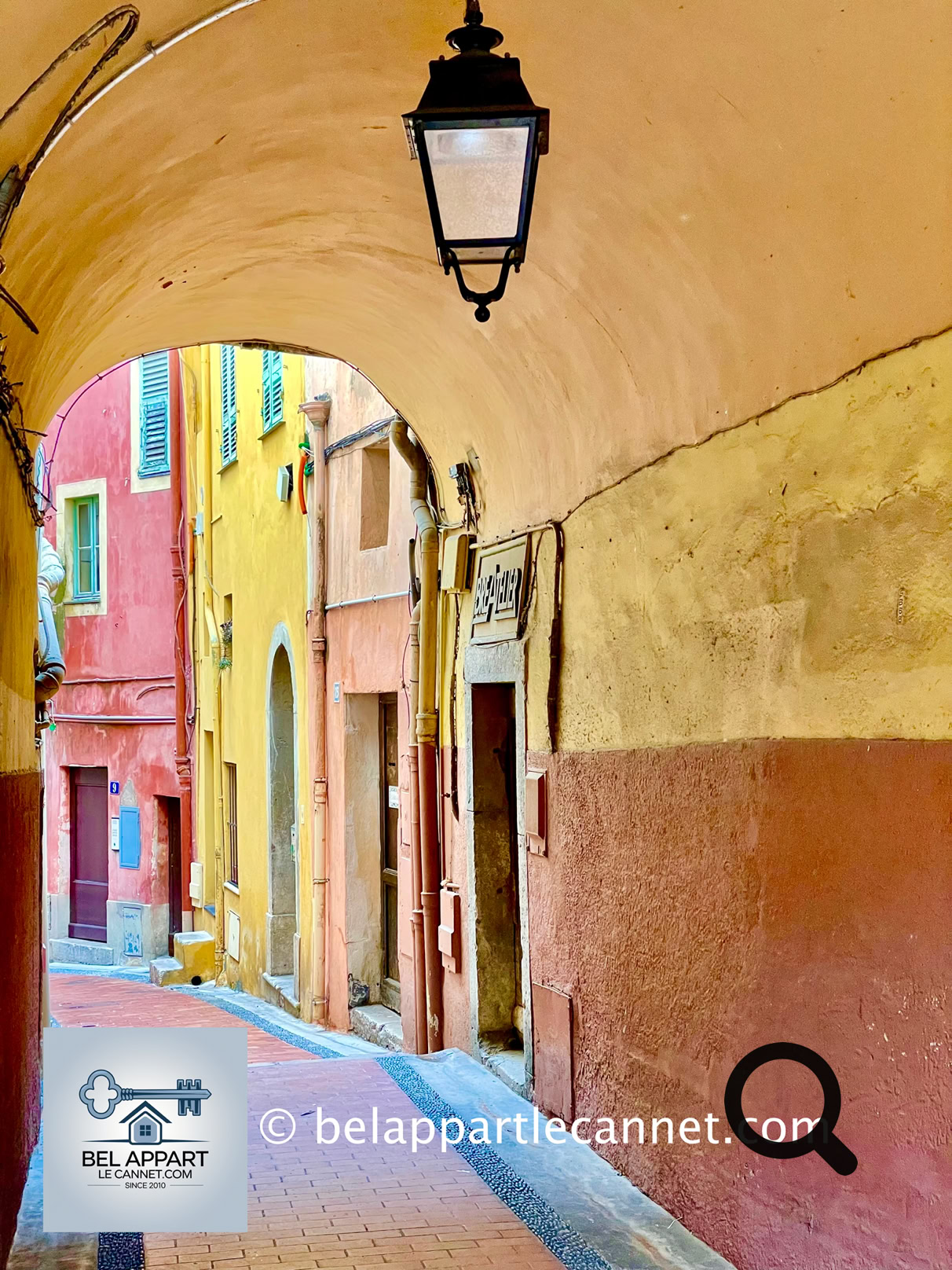 The Old Town of Menton, with its narrow and colorful streets, is a true gem. Strolling through its alleys, you’ll discover pastel-colored houses, picturesque stairways, and small squares radiating a unique Mediterranean charm.