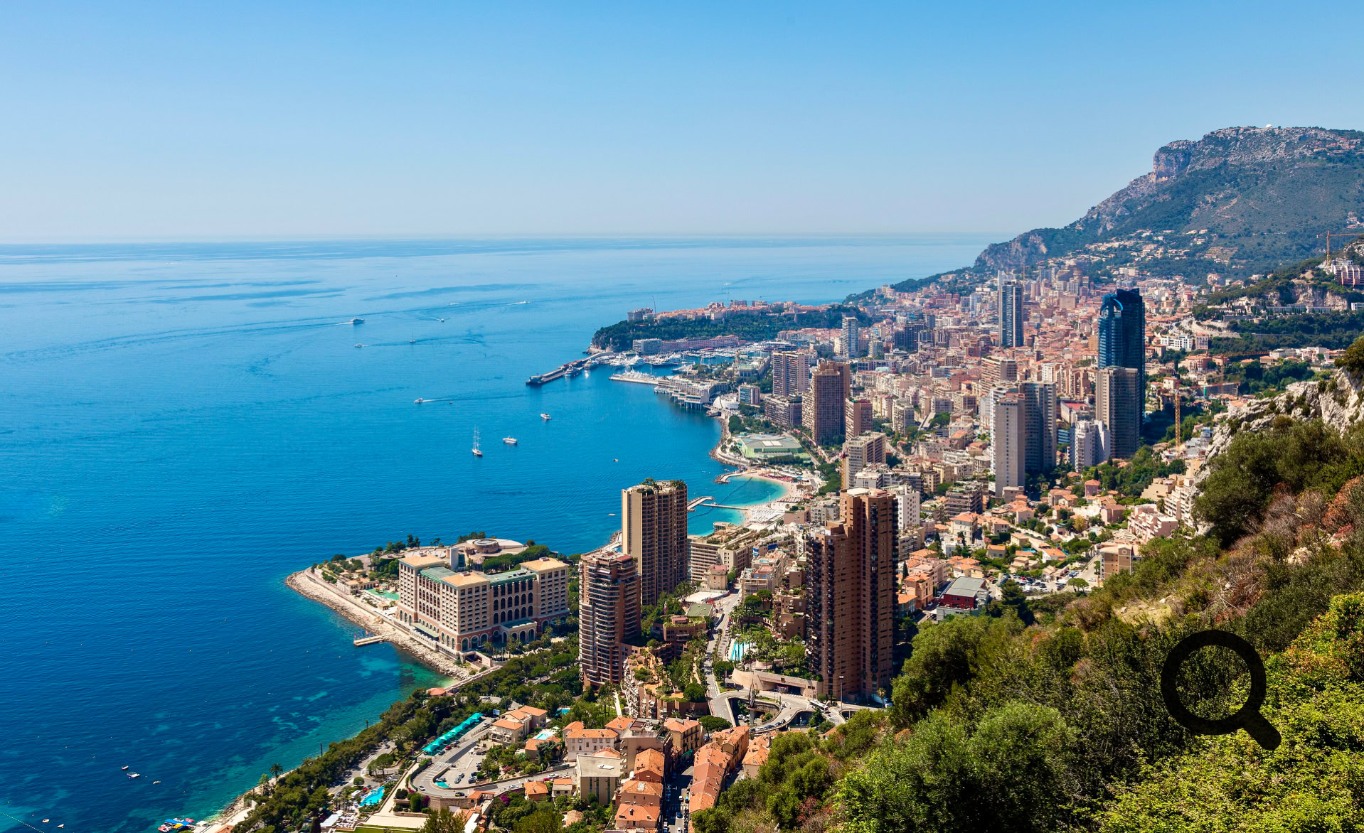 Monaco, petit État indépendant niché sur la Côte d’Azur, est une destination emblématique qui allie luxe, glamour et paysages à couper le souffle. Malgré sa petite taille, ce prestigieux territoire regorge d’attractions culturelles, historiques et naturelles qui séduisent les visiteurs du monde entier.