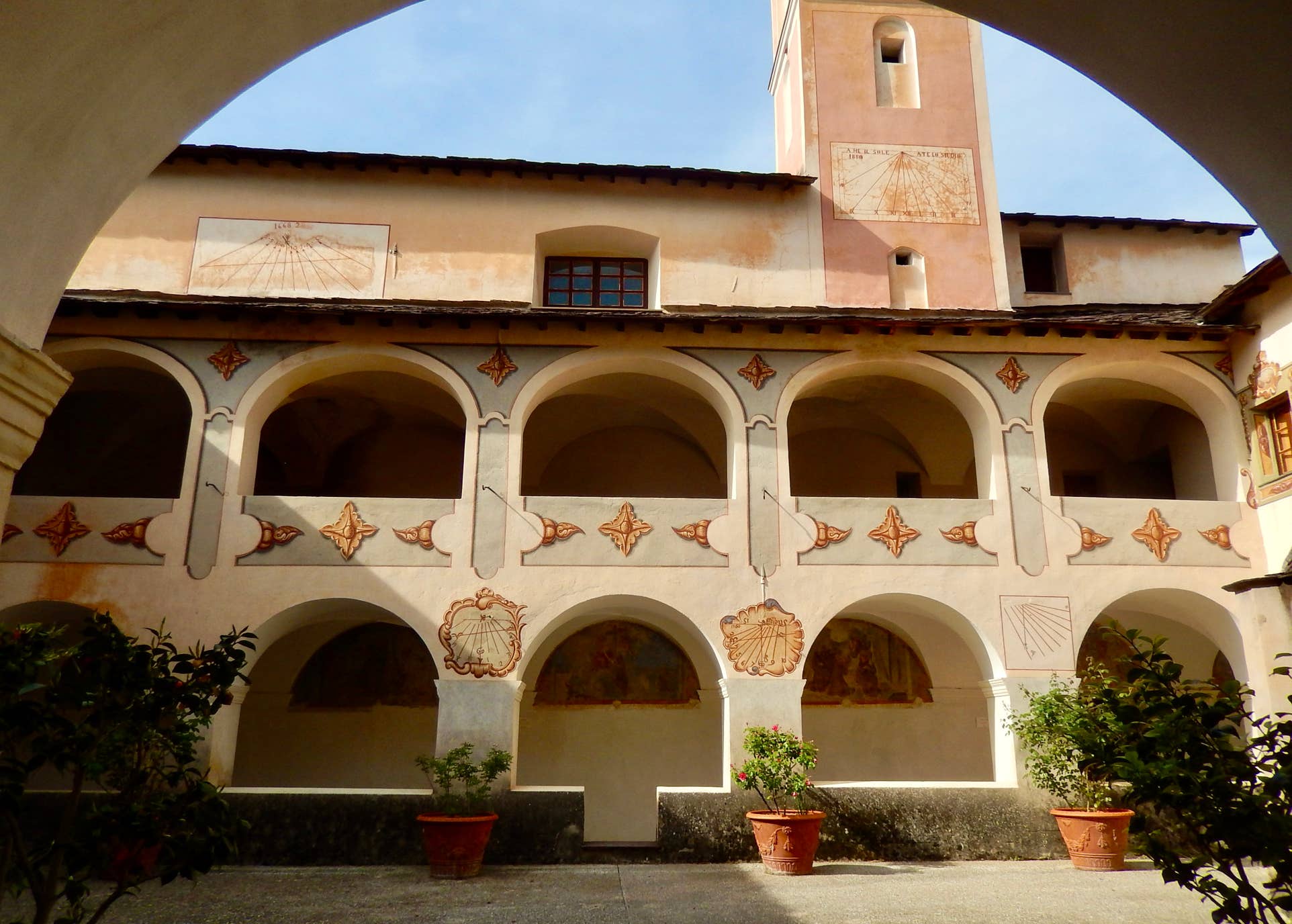 Saorge, ce n’est pas seulement un décor de carte postale. C’est aussi un haut lieu de patrimoine et de culture. Le monastère franciscain, fondé au XVIIe siècle, est aujourd’hui un lieu de résidence pour écrivains. Son cloître baroque, ses fresques et ses cadrans solaires en font un bijou d’histoire et de spiritualité. 