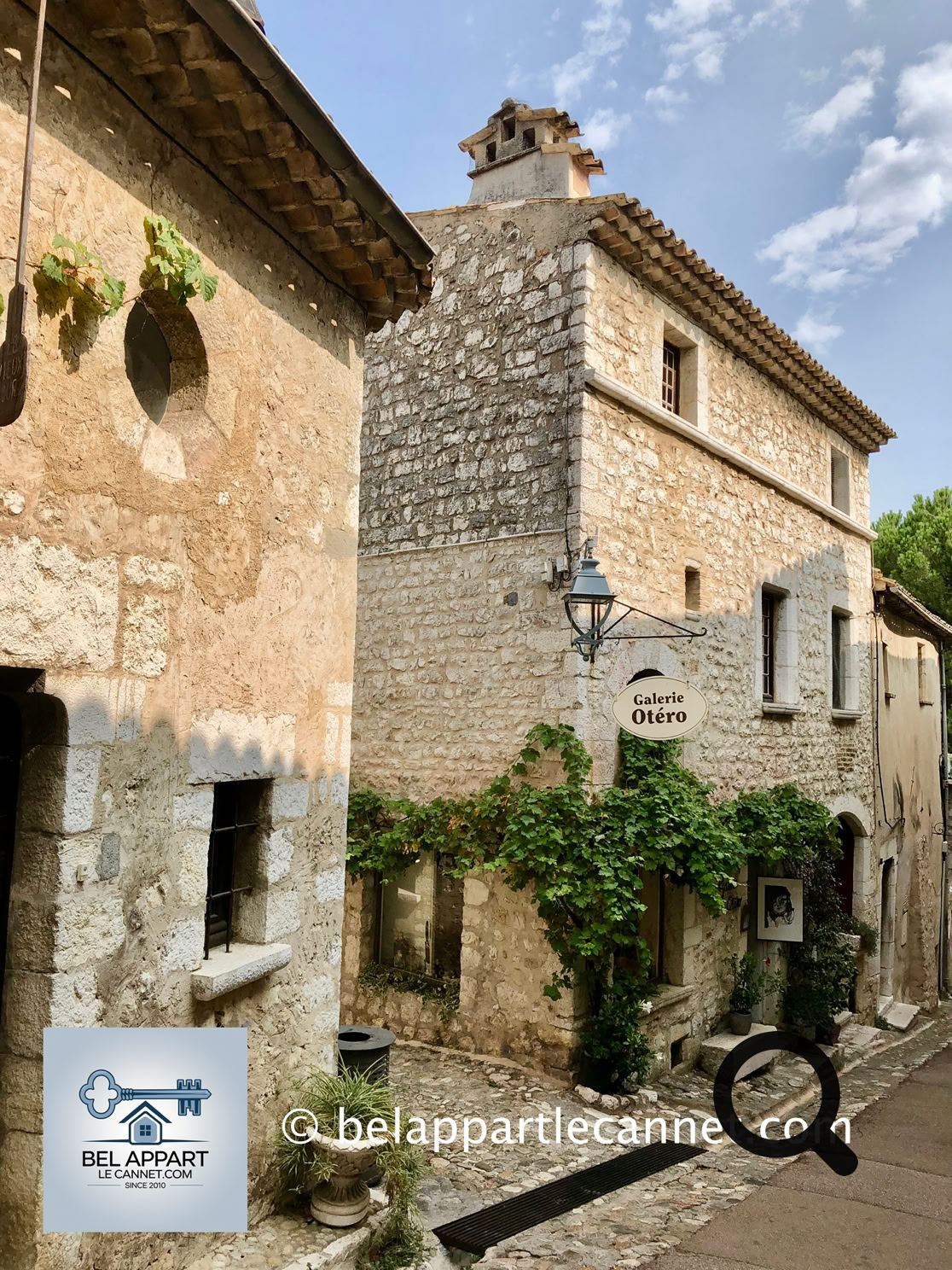 Saint-Paul-de-Vence, l’un des plus beaux villages perchés de la Provence, est une destination incontournable pour les amateurs d’art, d’histoire et de paysages pittoresques. Ce village médiéval, situé sur une colline près de la Côte d’Azur, séduit par son charme intemporel et son ambiance artistique. 