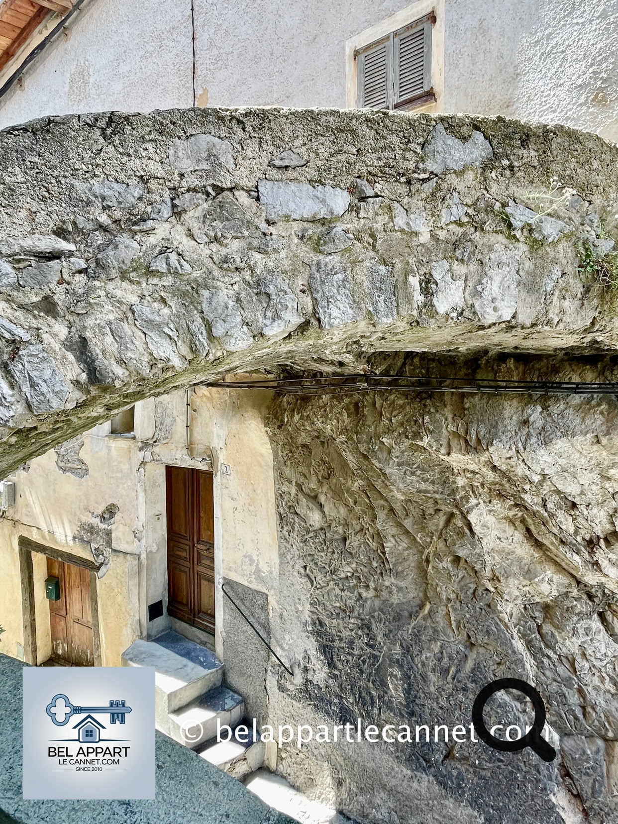 Saorge is a village like no other, whether seen from afar or explored on foot. With its tightly packed houses cascading down the mountainside, its narrow alleys, and its small stone bridges called < pountin >, it exudes a rustic and unique charm. 