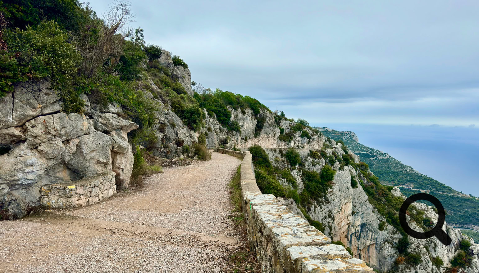 Le parcours est particulièrement agréable : large, plat et bien entretenu, il convient parfaitement aux débutants, aux familles et même aux poussettes.